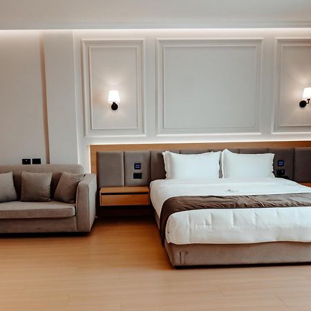 Holiday Hotel Tirana Esterno foto