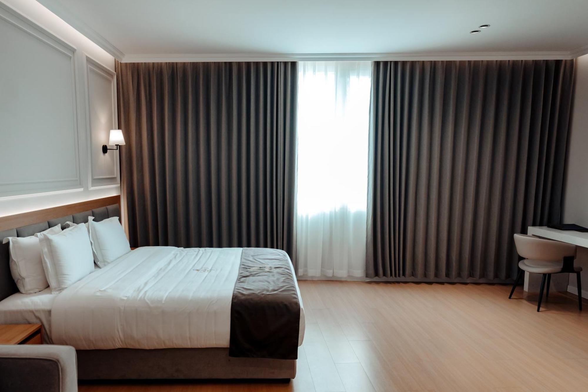 Holiday Hotel Tirana Esterno foto