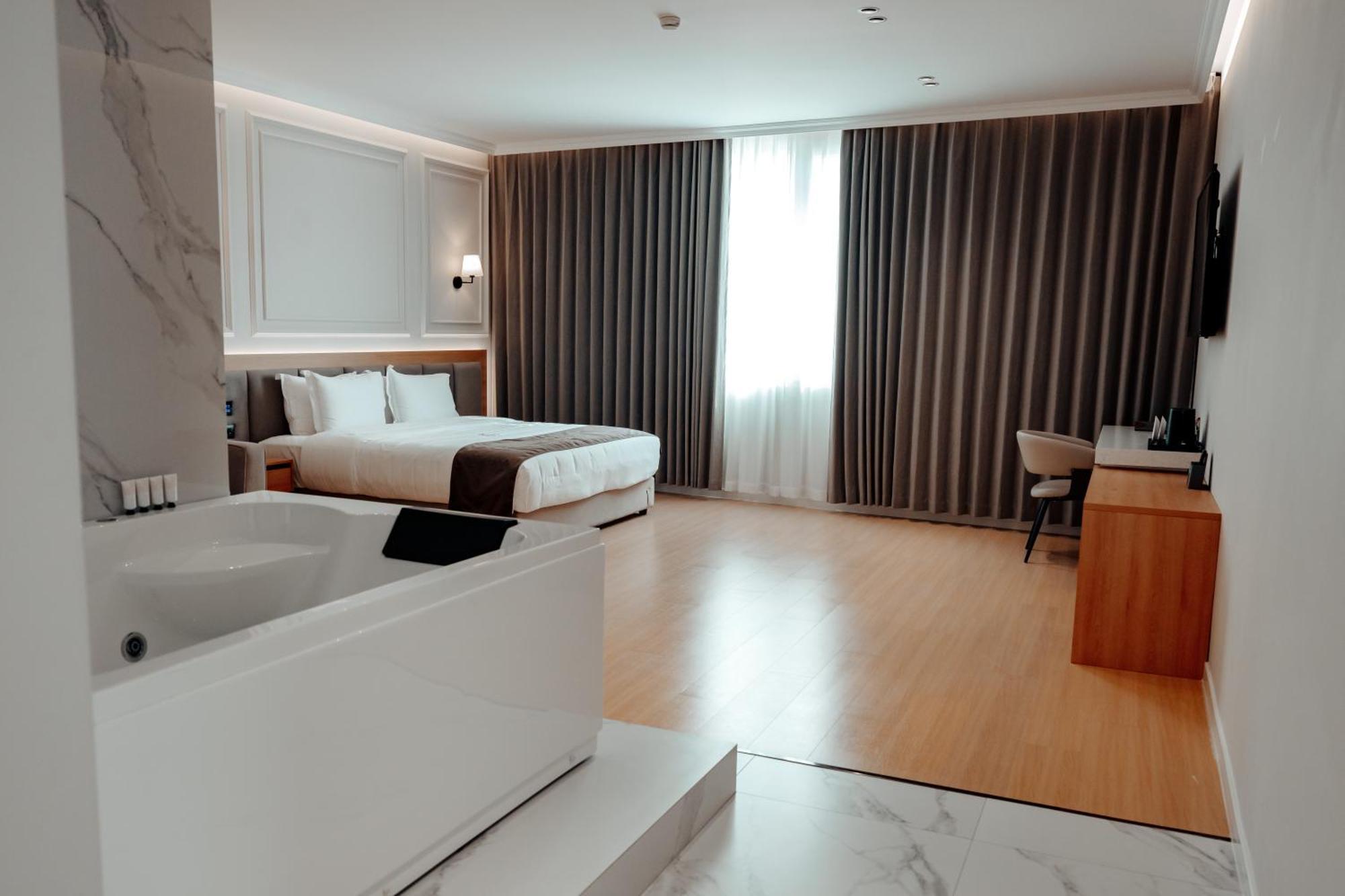 Holiday Hotel Tirana Esterno foto