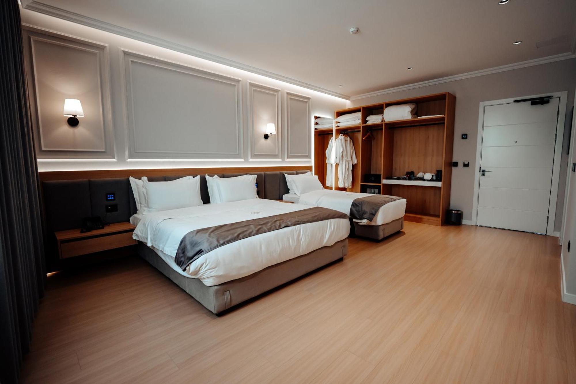 Holiday Hotel Tirana Esterno foto