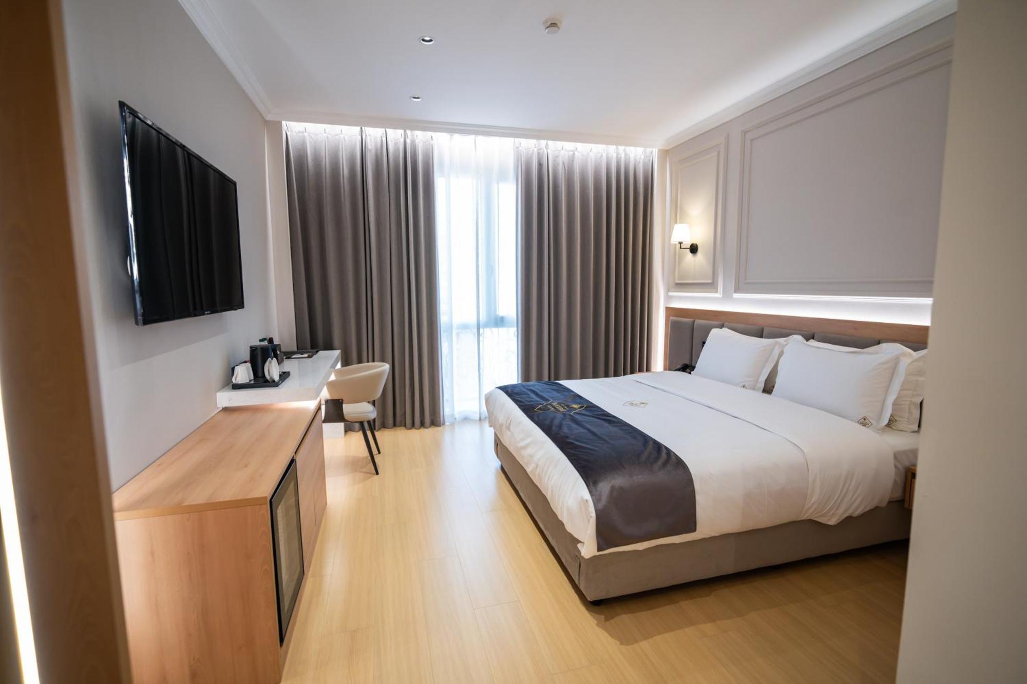 Holiday Hotel Tirana Esterno foto