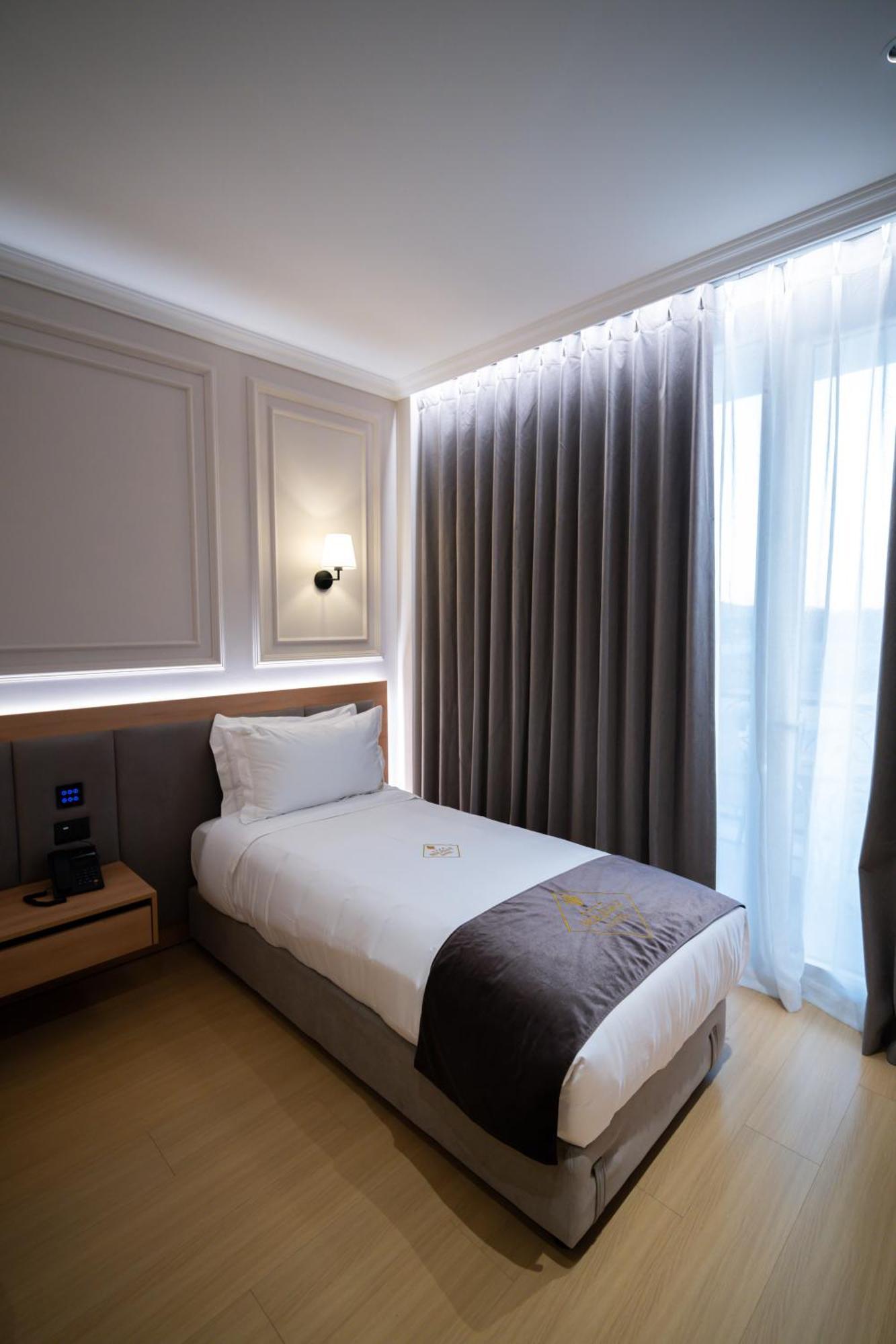 Holiday Hotel Tirana Esterno foto